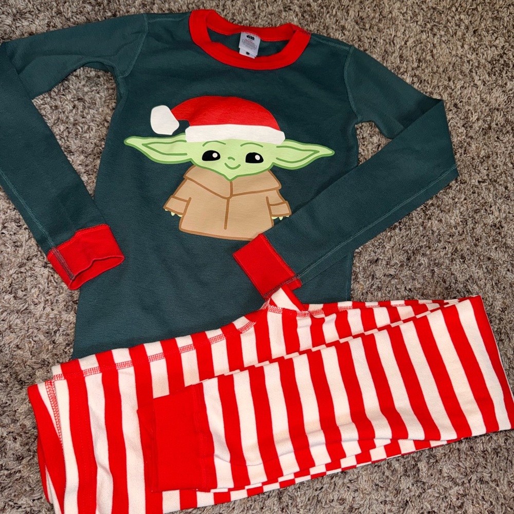 Hanna Andersson Star Wars Yoda holiday pajamas. Size 150/12. 100% organic cotton